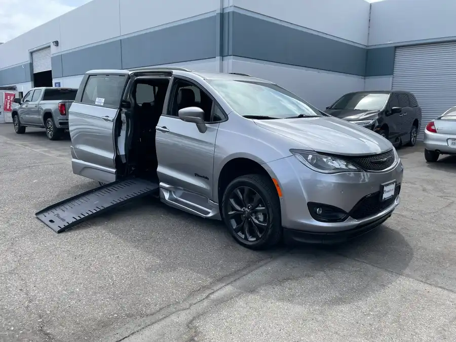 2020 Chrysler Pacifica Touring L's photo