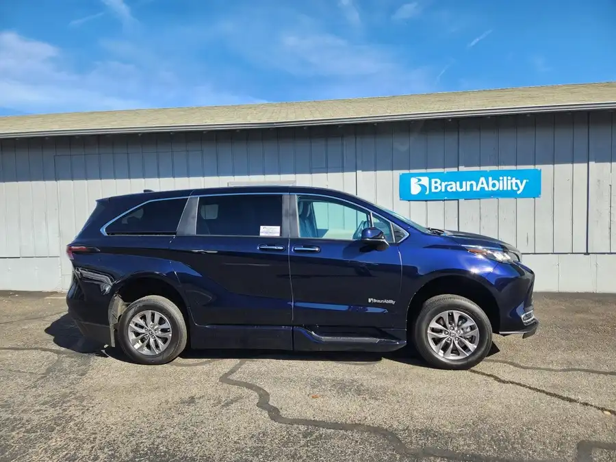 2023 Toyota Sienna XLE 8-Passenger Hybrid FWD's photo