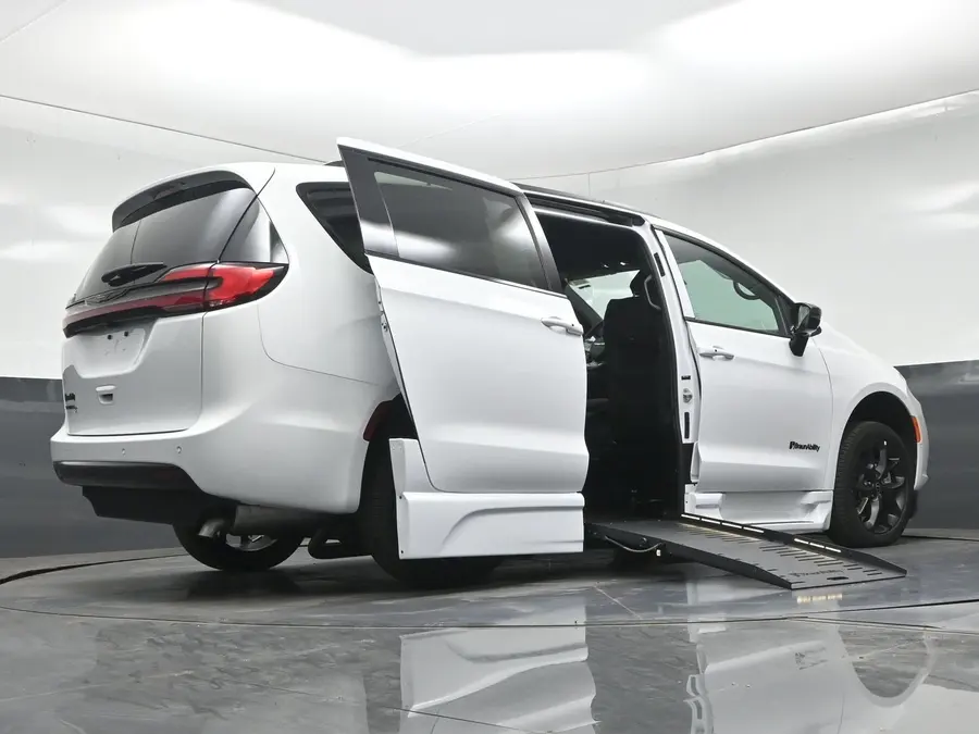 2026 Chrysler Pacifica Select photo 3