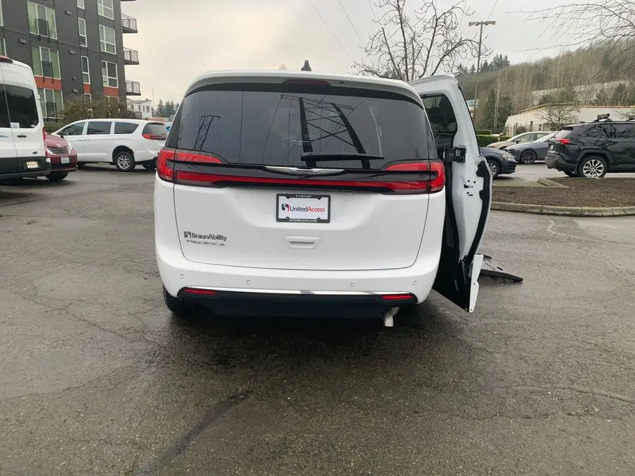2025 Chrysler Pacifica Select photo 5