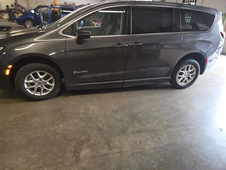 2023 Chrysler Pacifica Touring L photo 4