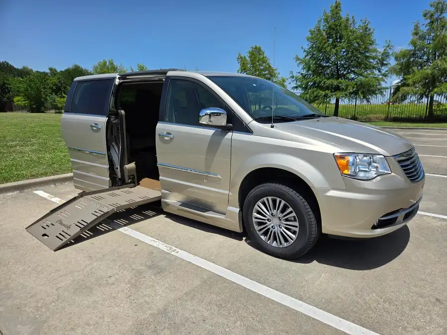 2014 Chrysler Town & Country Touring-L's photo