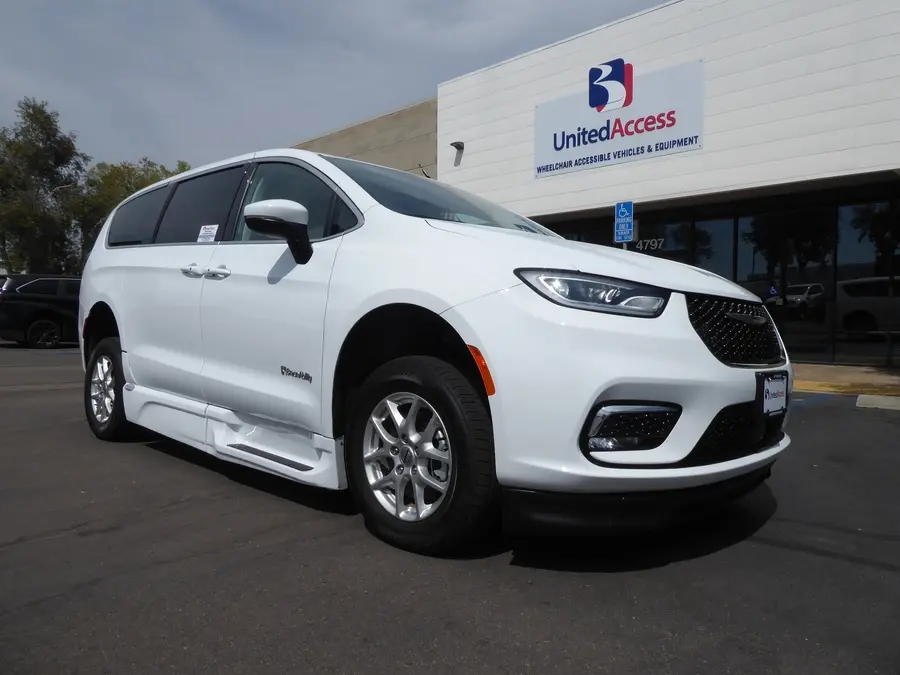 2023 Chrysler Pacifica Touring L photo 4