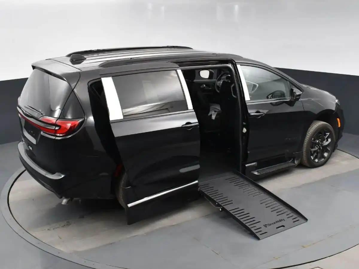 2023 Chrysler Pacifica Touring L's photo
