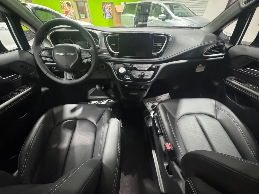 2026 Chrysler Pacifica Select photo 5