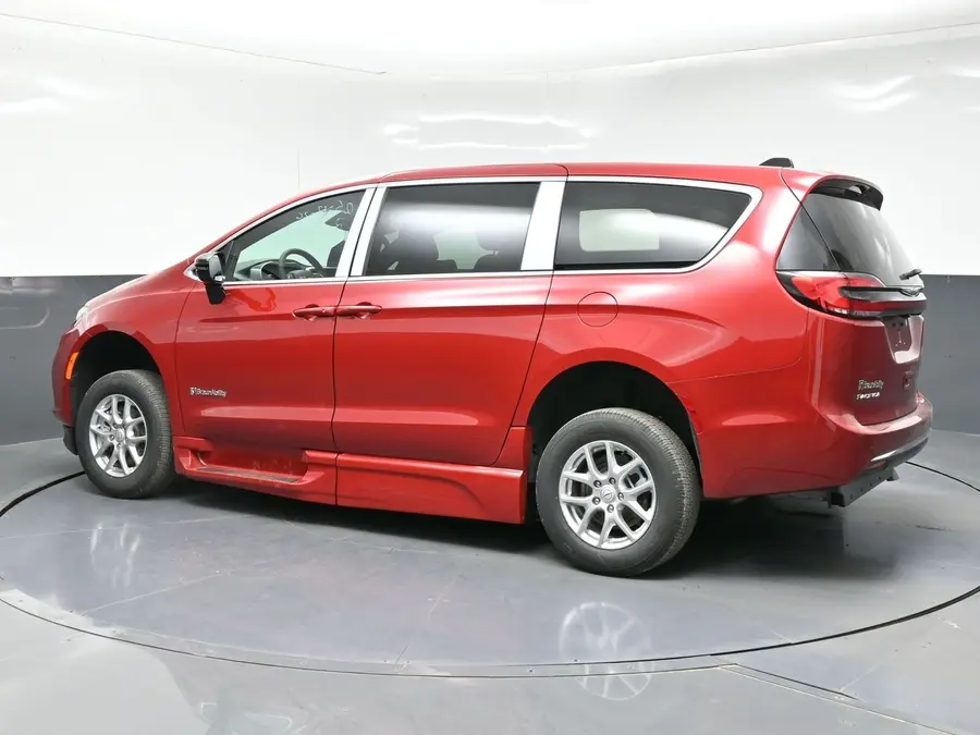 2026 Chrysler Pacifica Select photo 4
