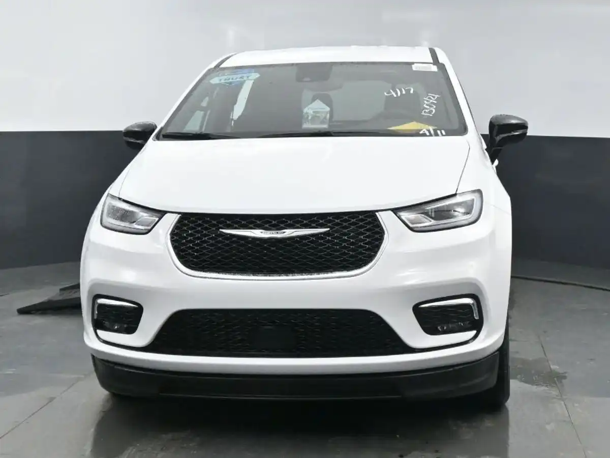2024 Chrysler Pacifica Touring's photo