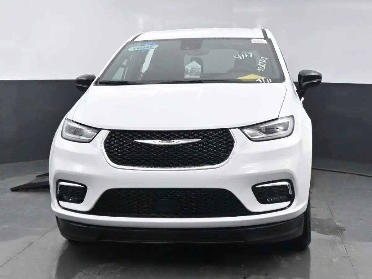 2024 Chrysler Pacifica Touring photo 1