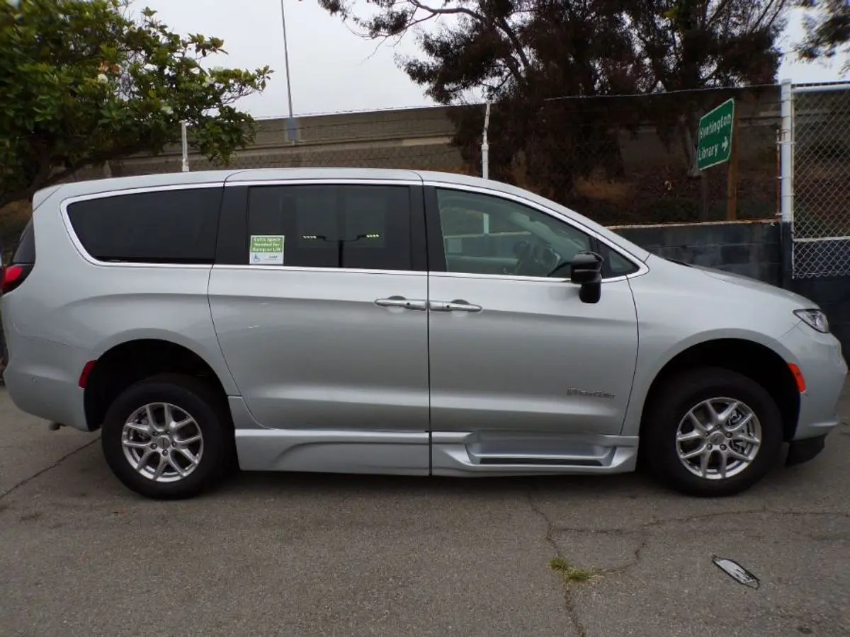 2024 Chrysler Pacifica Touring L photo 3