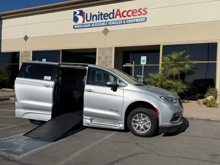 2023 Chrysler Pacifica Touring L's photo