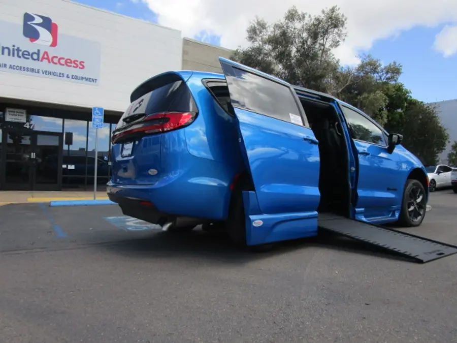2026 Chrysler Pacifica Select photo 3