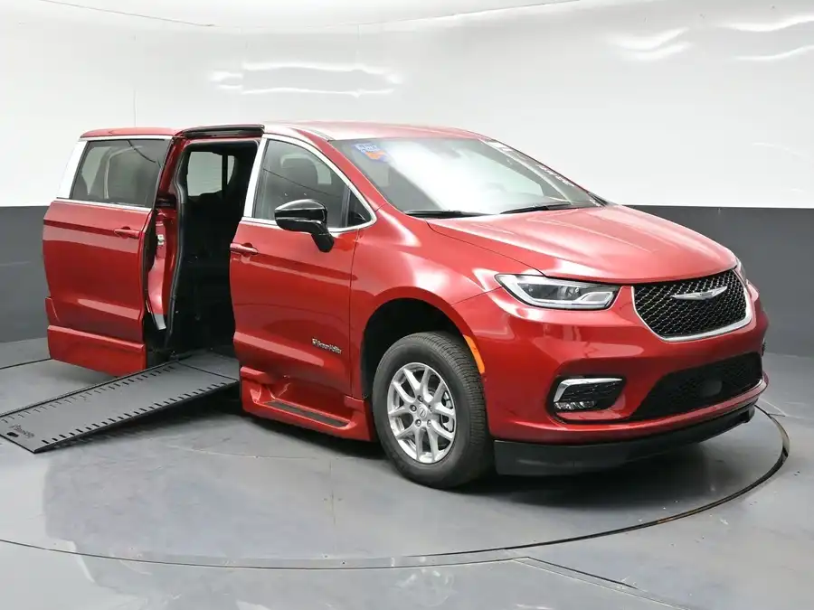 2026 Chrysler Pacifica Select's photo