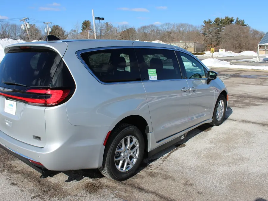 2026 Chrysler Pacifica Select photo 5
