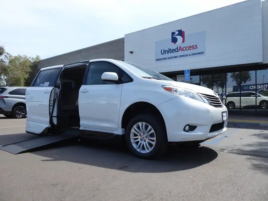 2015 Toyota Sienna XLE V6 7-Passenger Access Seat's photo