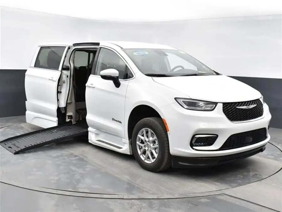 2023 Chrysler Pacifica Touring L photo 1