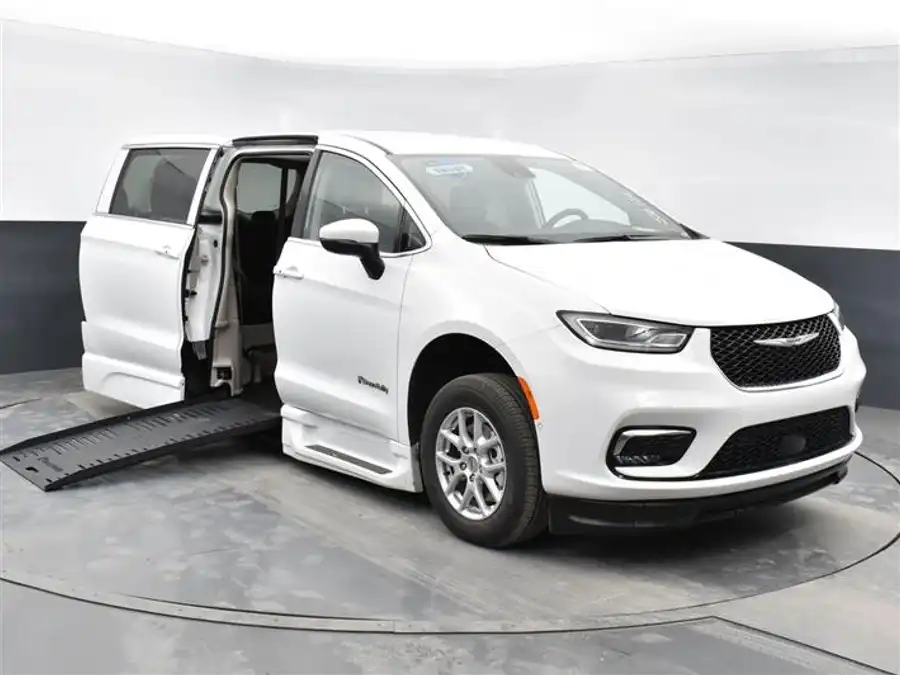 2023 Chrysler Pacifica Touring L's photo