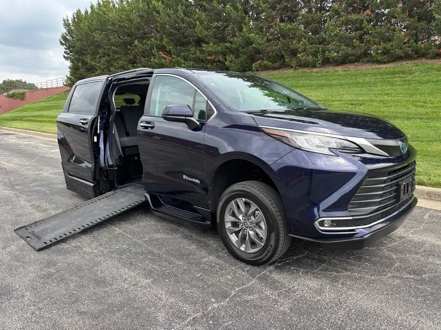 2023 Toyota Sienna XLE 7-Passenger Hybrid FWD's photo