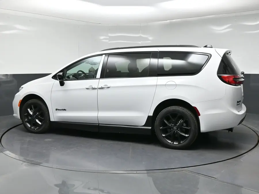 2027 Chrysler Pacifica Select photo 4