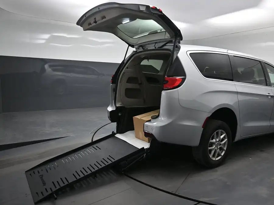 2024 Chrysler Pacifica Touring L's photo