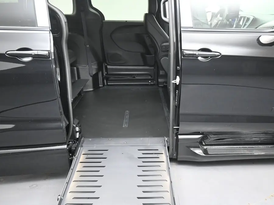 2026 Chrysler Pacifica Select photo 5