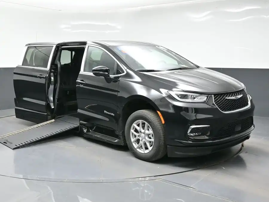 2026 Chrysler Pacifica Select's photo