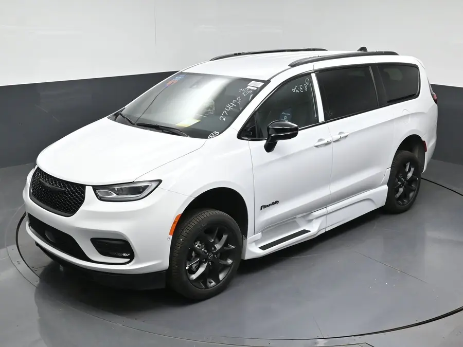 2026 Chrysler Pacifica Select photo 5