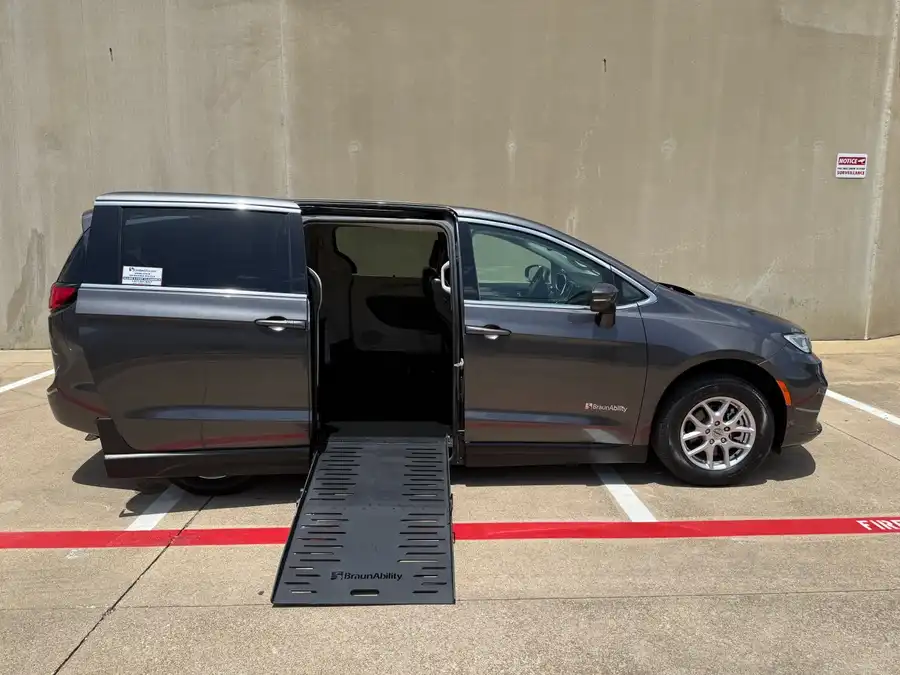 2023 Chrysler Pacifica Touring L's photo