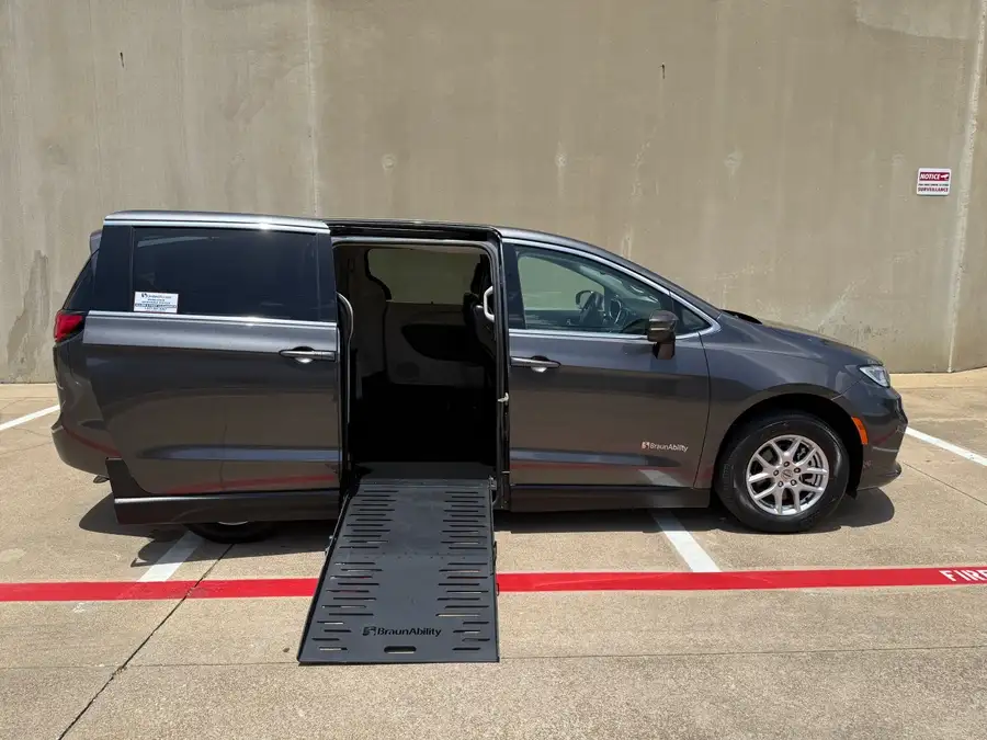 2023 Chrysler Pacifica Touring L's photo