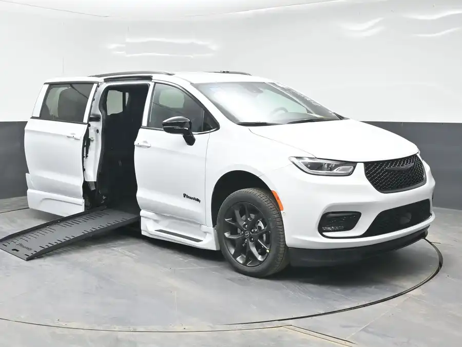 2026 Chrysler Pacifica Select's photo