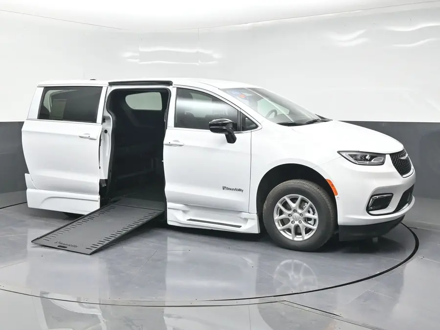 2025 Chrysler Pacifica Select photo 3