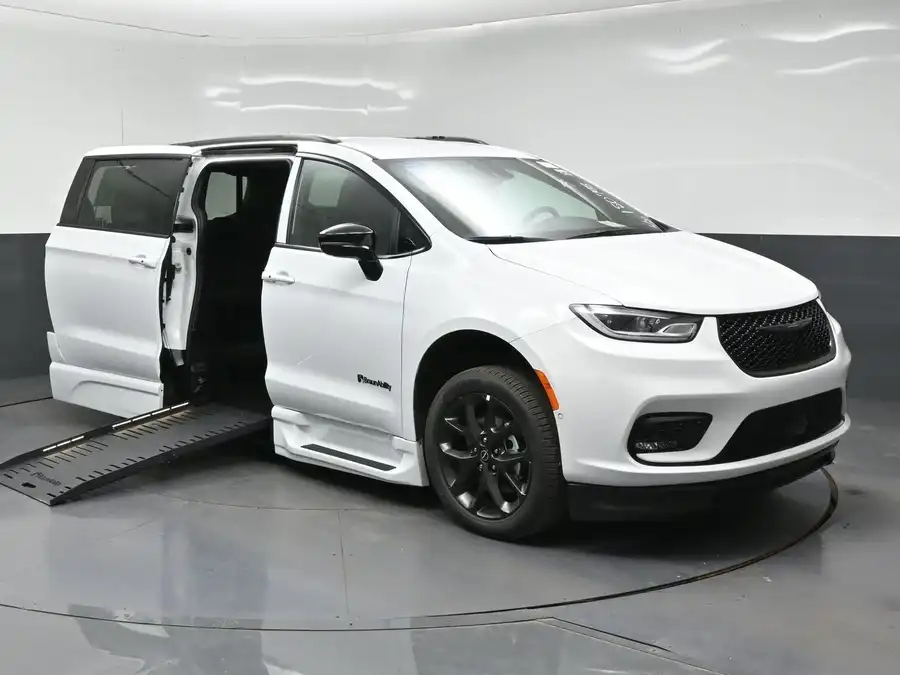 2026 Chrysler Pacifica Select's photo