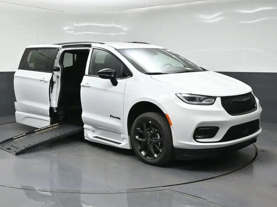 2026 Chrysler Pacifica Select's photo