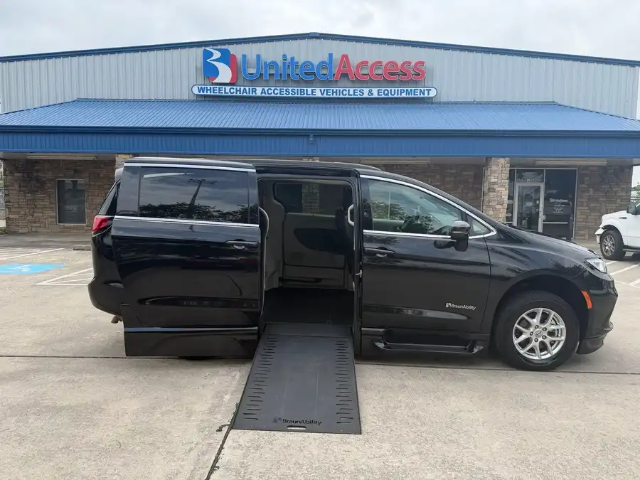 2022 Chrysler Pacifica Touring L's photo