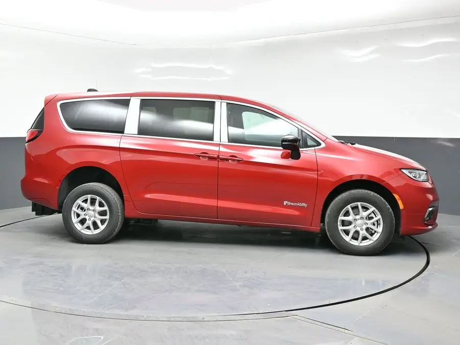 2026 Chrysler Pacifica Select photo 5