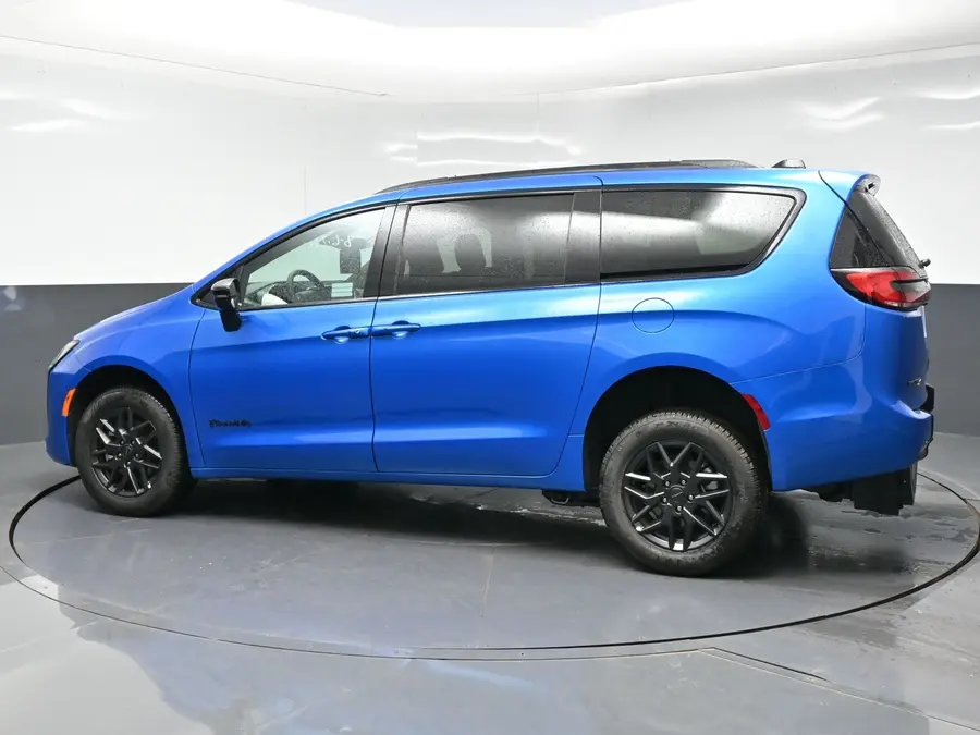 2027 Chrysler Pacifica Select photo 4