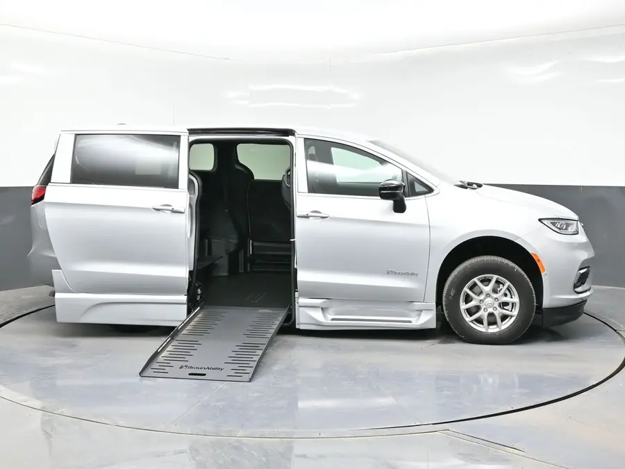 2026 Chrysler Pacifica Select photo 5