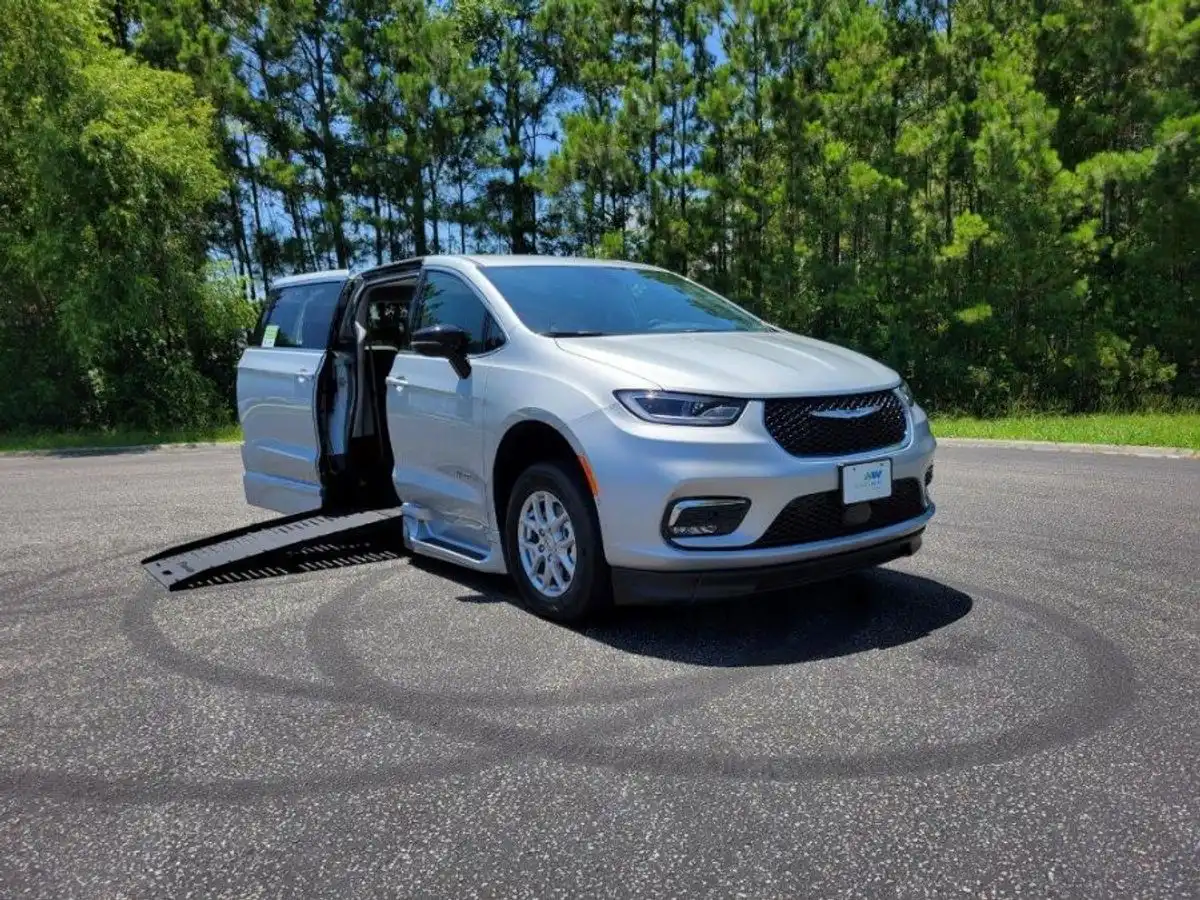 2024 Chrysler Pacifica Touring L's photo
