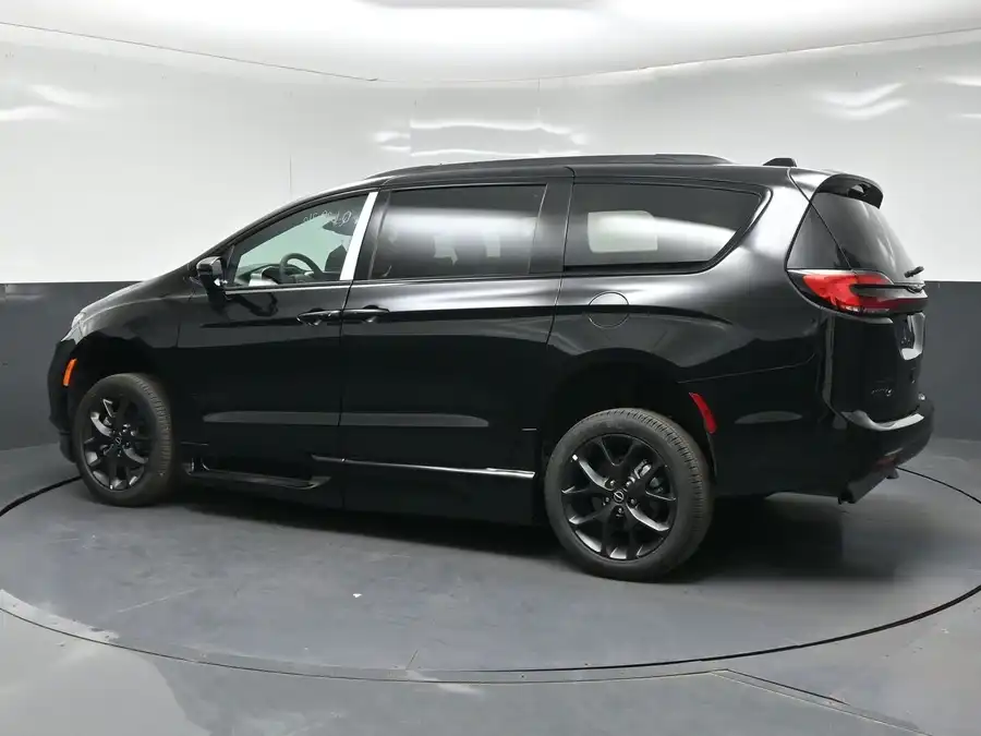 2026 Chrysler Pacifica Select's photo