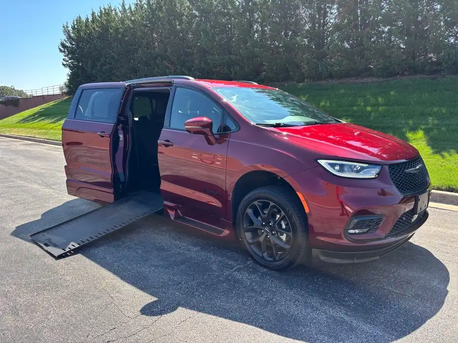 2021 Chrysler Pacifica Touring L's photo