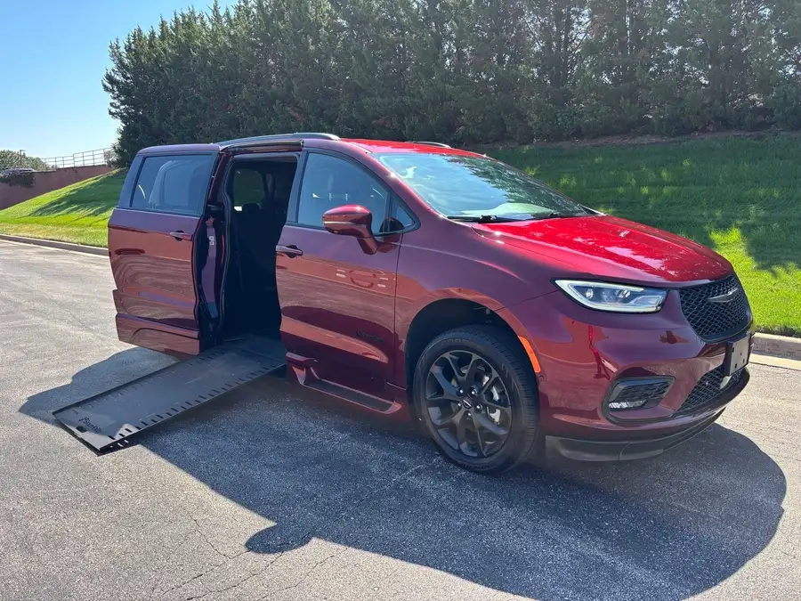 2021 Chrysler Pacifica Touring L's photo