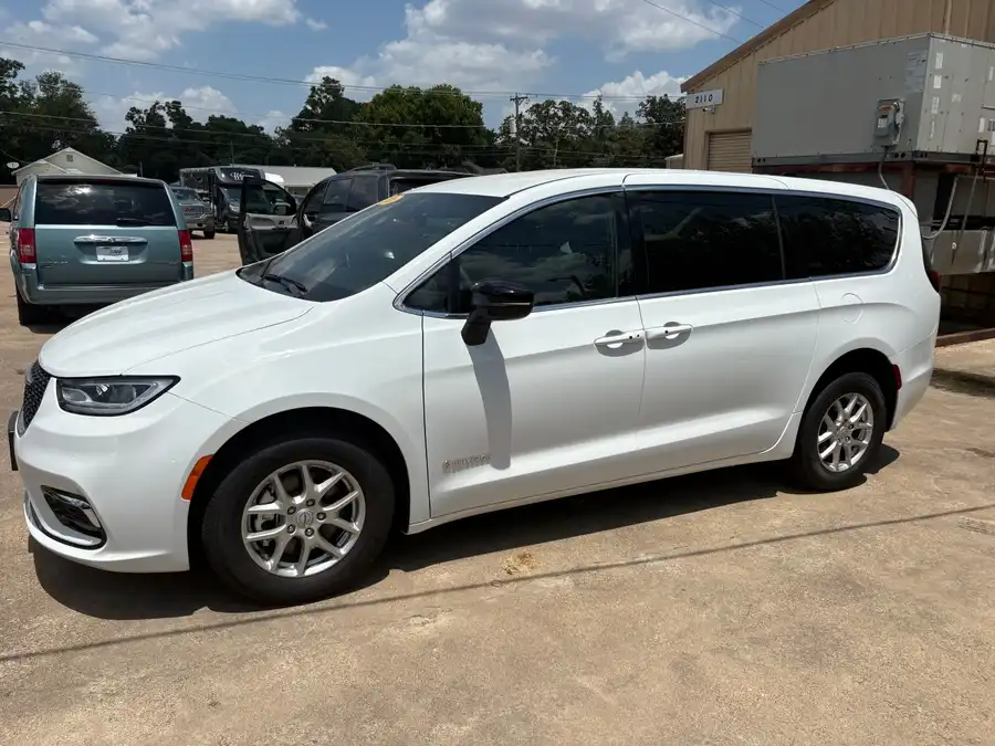2026 Chrysler Pacifica Select's photo