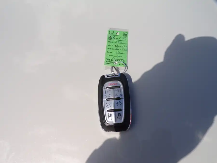 2020 Chrysler Pacifica Touring L's photo