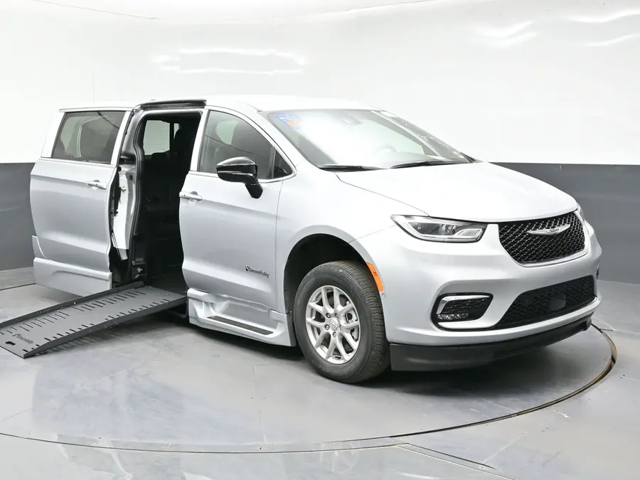 2026 Chrysler Pacifica Select photo 3