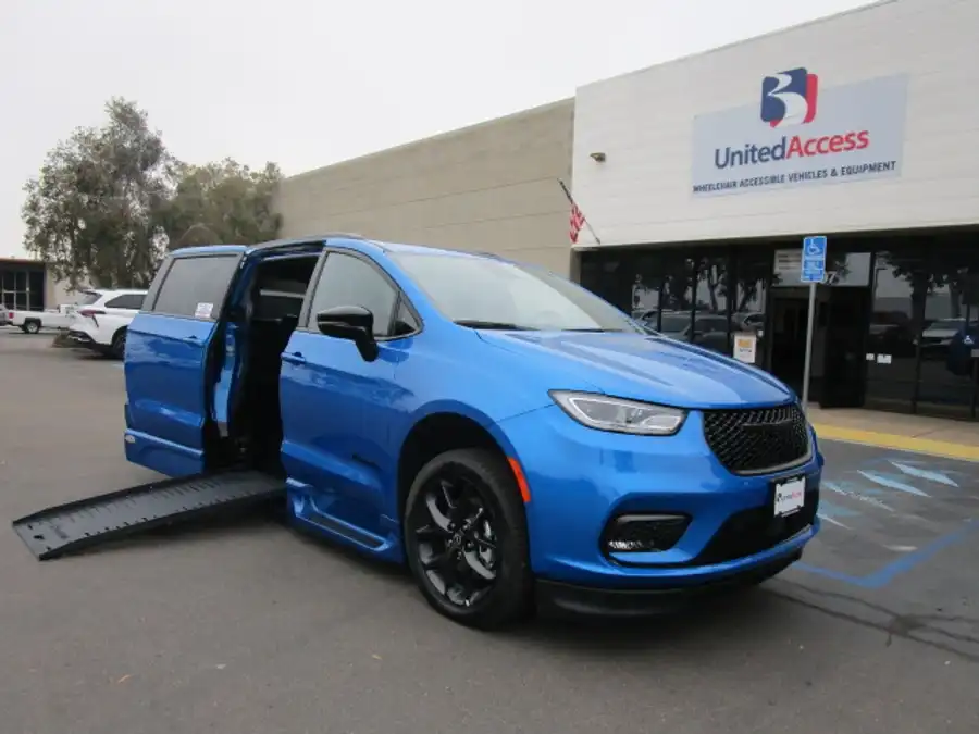 2026 Chrysler Pacifica Select's photo