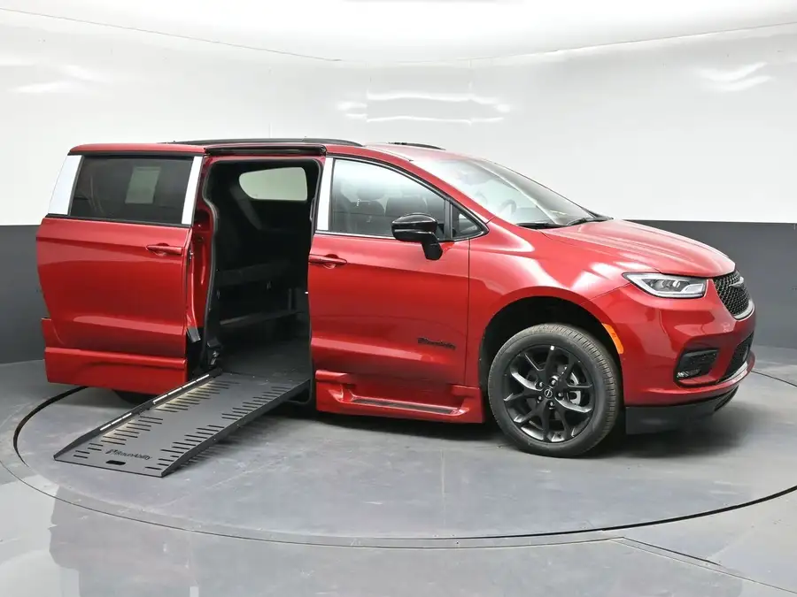 2026 Chrysler Pacifica Select's photo