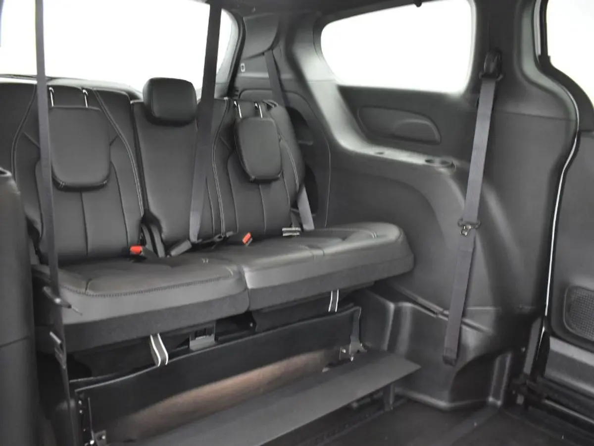 2023 Chrysler Pacifica Touring L photo 4