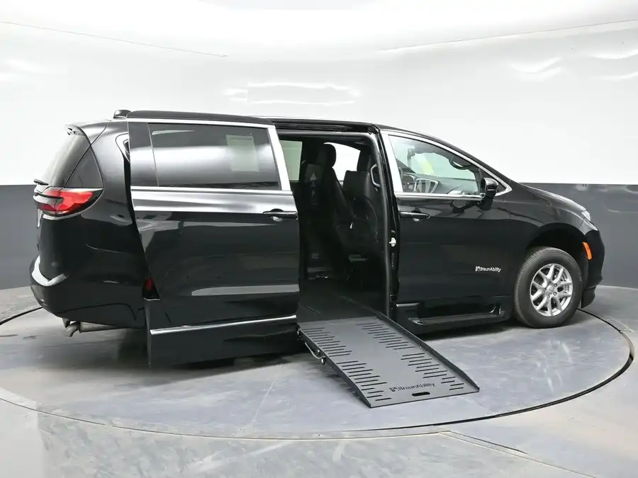 2026 Chrysler Pacifica Select's photo