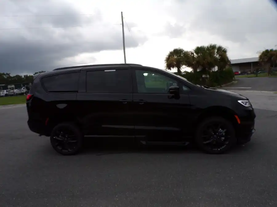 2026 Chrysler Pacifica Select's photo
