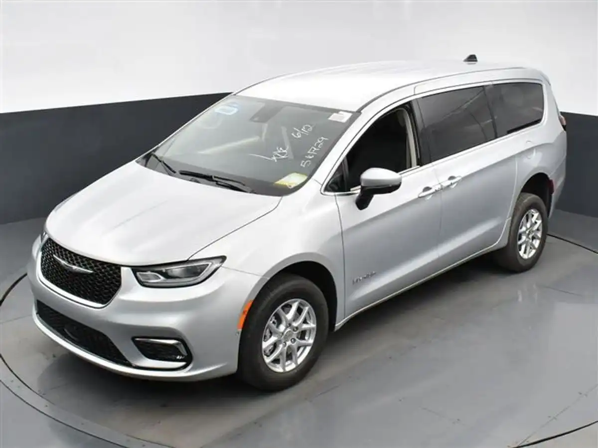 2023 Chrysler Pacifica Touring L's photo