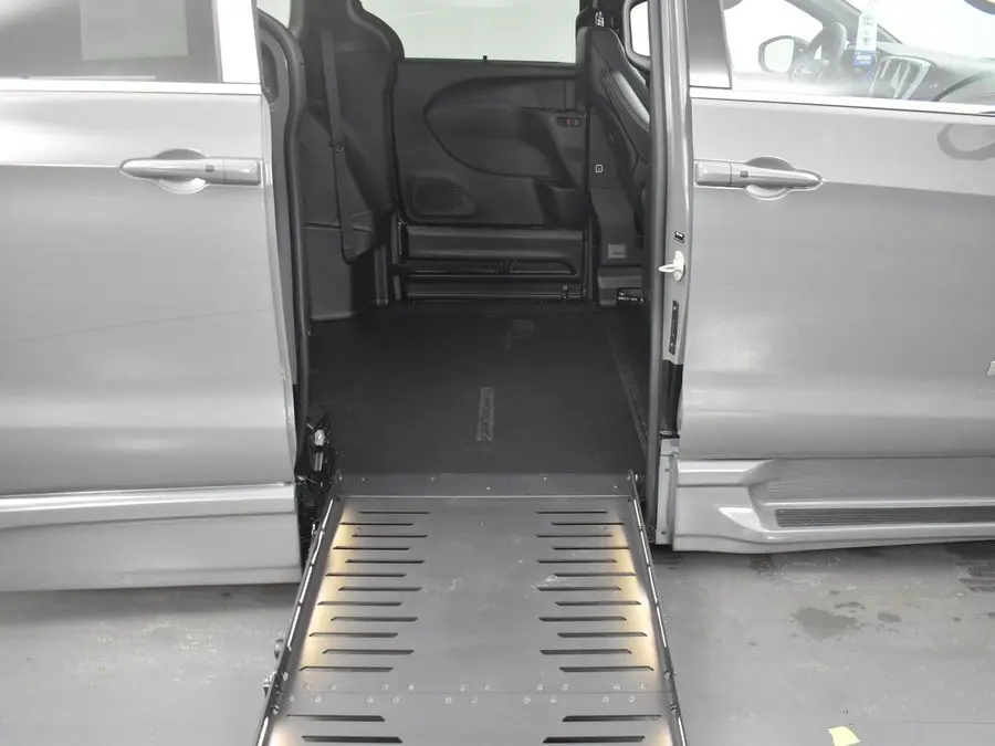 2025 Chrysler Pacifica Select photo 4
